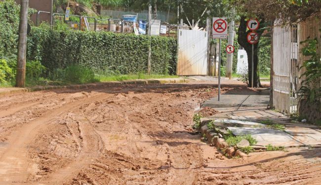 Rua Francisco Vaz de Magalhães ficou intransitável após o temporal