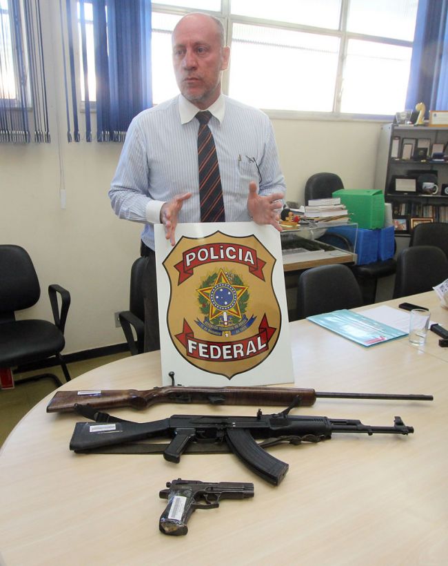 Leonardo Costa/10-12-13 Apresentadas também armas recuperadas: AK 47, pistola 9mm e rifle calibre 22