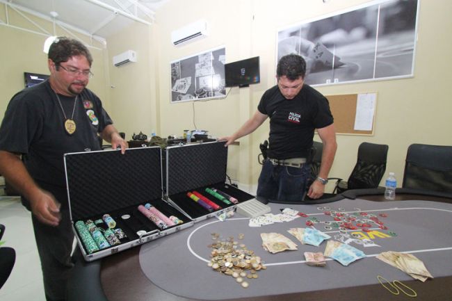 Entre materiais apreendidos estão fichas, cartas de baralho e dinheiro