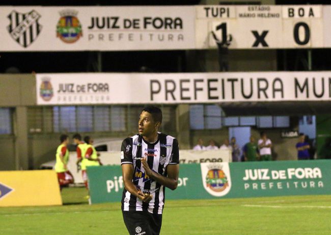 Leonardo Costa/05-03-14 Helder comemora seu gol no Estádio Municipal