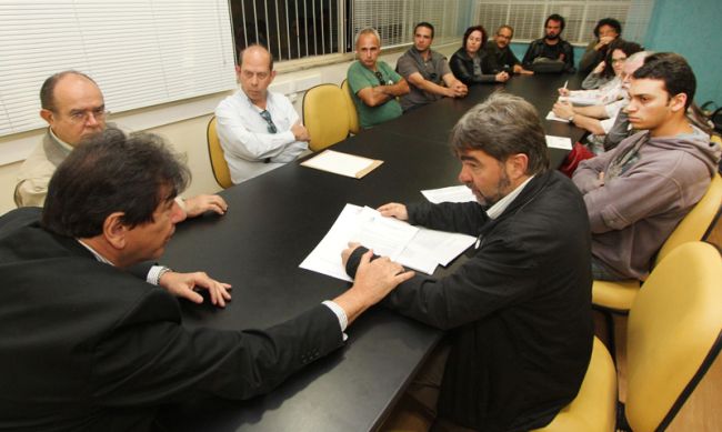 Leonardo Costa/08-08-12 Henrique Duque conversa com representantes da Apes