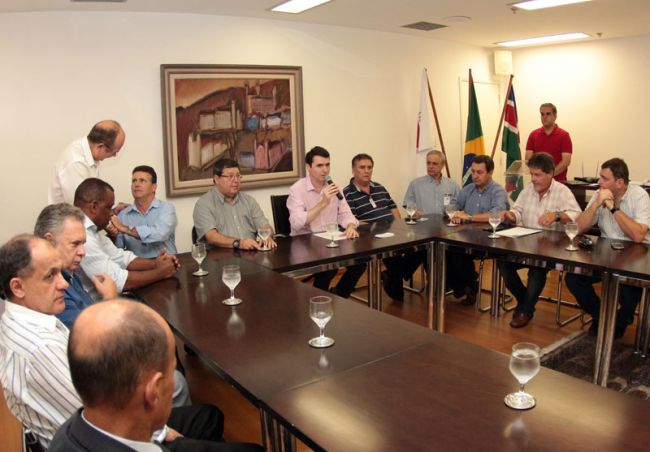 Bruno Siqueira e representantes de vários segmentos sociais se reuniram nesta quinta