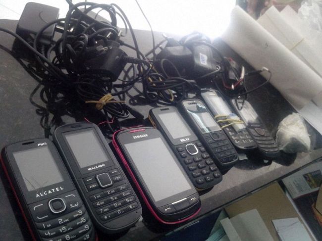 Marcos Araújo/27-01-14 Celulares também foram apreendidos
