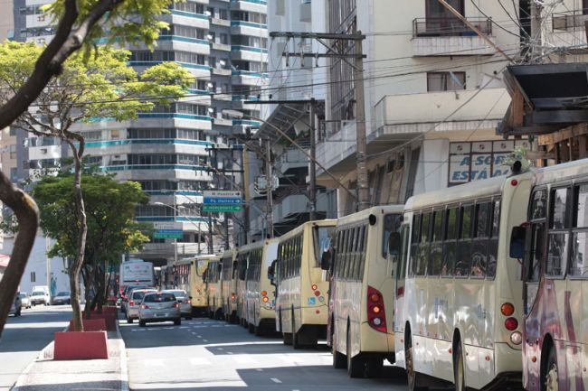 Fernando Priamo/29-01-14 Reflexos foram sentidos na Itamar Franco e em outras avenidas, onde filas de ônibus se formaram