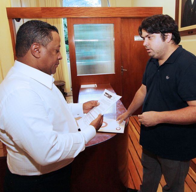 Leonardo Costa/21-11-12 Servidor público Flávio Sereno entrega abaixo-assinado a Carlos Bonifácio