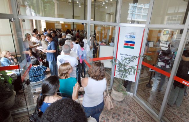 Uma grande fila se formou no atendimento do JF Informação