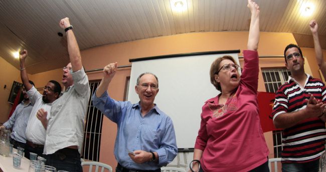 Fernando Priamo/14-04-12 Rui Falcão e a ex-reitora vibram com militantes