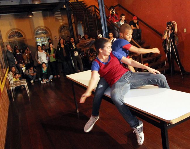 Leonardo Costa/26-06-12 Intervenção urbana 4pés?, da Ekilíbrio Cia. de Dança