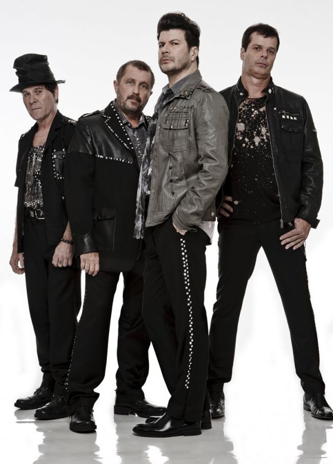 A banda da década de 80 volta com sua formação original