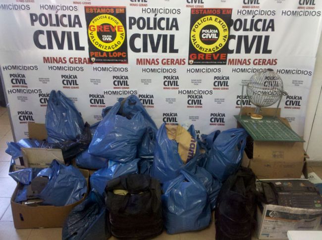 Divulgação/Polícia Civil Vasto material de jogo do bicho foi apreendido