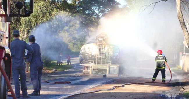 Leonardo Costa/31-07-13 Corpo de Bombeiros controlou o incêndio durante toda tarde