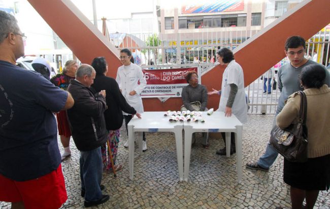Profissionais da saúde distribuíram panfletos e passaram orientações