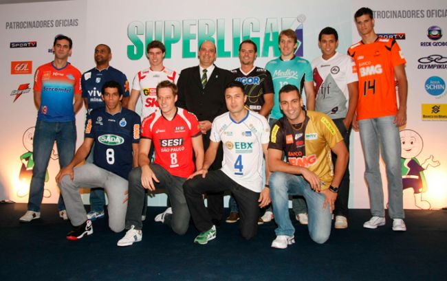 Atletas de todos os time posam para foto oficial com superintendente técnico da CBV, Renato D'Avila