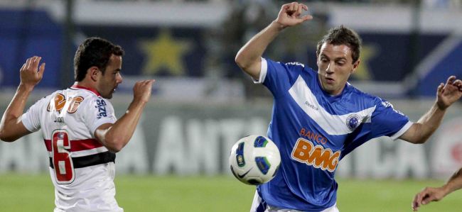 Juan disputa bola com Montillo na Arena do Jacaré