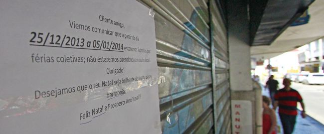 Leonardo Costa/02-01-14 Cartaz informa férias coletivas em loja da São João