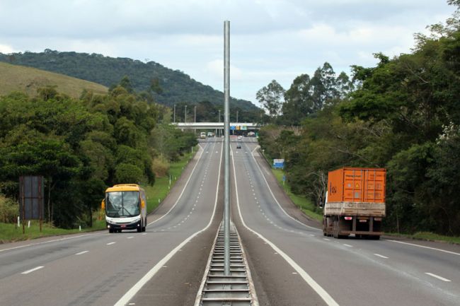 Fernando Priamo/06-06-13 Haste vazia no local onde havia um equipamento, no km 815, próximo ao pedágio de Simão Pereira