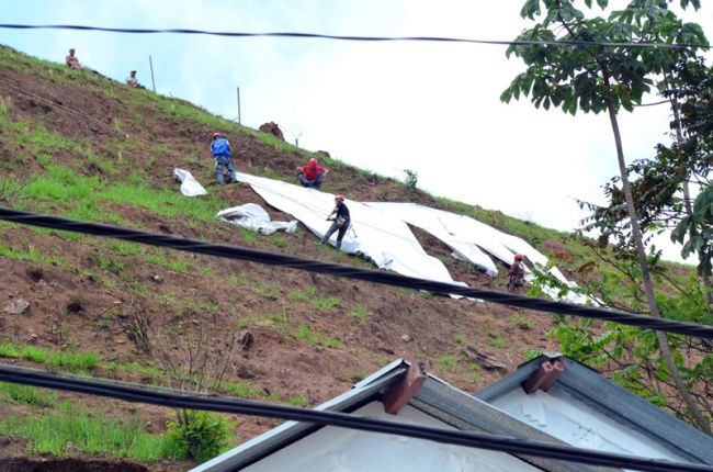 Olavo Prazeres/10-12-12 Barranco ameaçado é coberto com lona