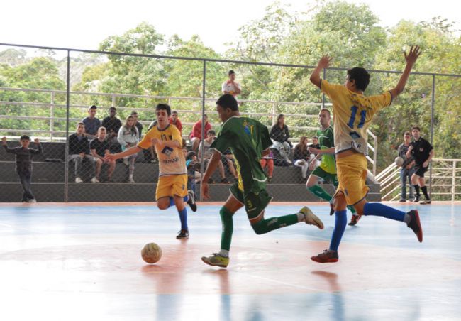 Leonir (de verde) foi o destaque do jogo com três gols