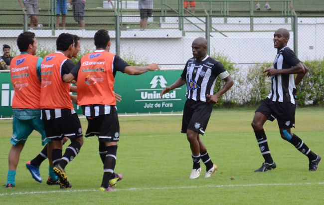 Roberto Fulgêncio/10-03-12 Ademilson fez dois gols de pênalti e Silvio fez um de cabeça