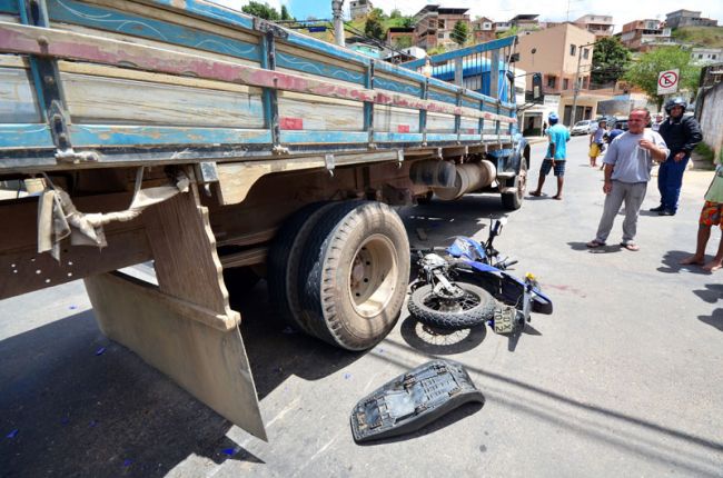 Condutor e o carona da moto ficaram feridos em outro acidente, desta vez no Bom Jardim