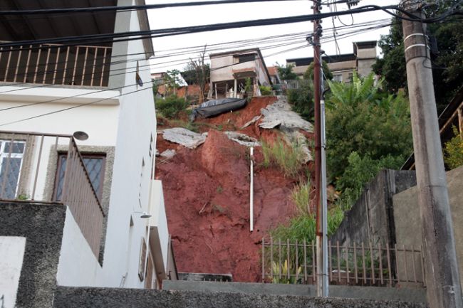 Barranco cede nos fundos de uma casa