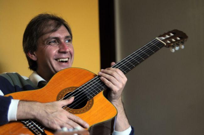 Roger Resende toca na Cachaçaria Água Doce