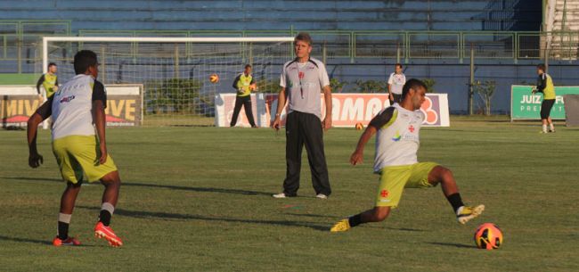 Técnico Paulo Autuori optou por uma formação ofensiva para enfrentar o Tupi