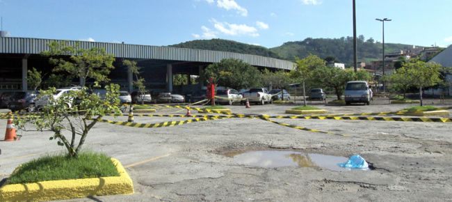 Felipe Couri/04-12-13 Usuários têm dificuldade de usar malas com rodinhas