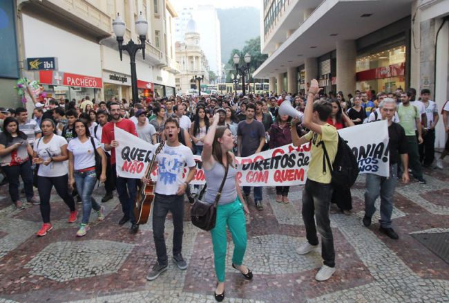 Felipe Couri/28-06-13 Após desocupação, ativistas fizeram passeata