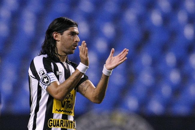Loco Abreu comemora o primeiro gol do Botafogo