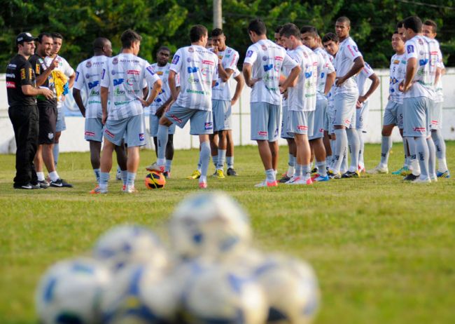 Novos jogadores treinaram com o time já nesta terça-feira