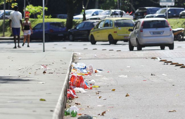 Após a festa, anel viário amanheceu com lixo