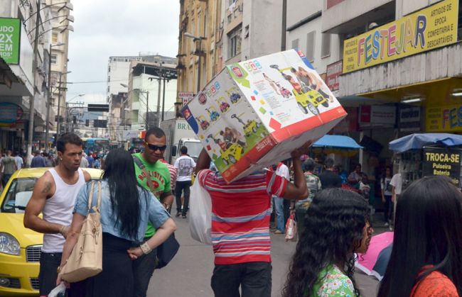 Olavo Prazeres/24-12-13 Centro da cidade também ficou cheio por causa das compras de última hora