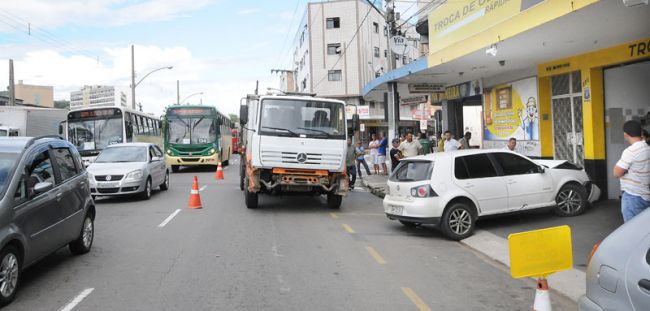 Acidente aconteceu na Av. Francisco Bernardino