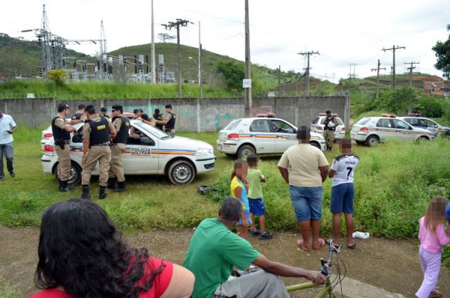 Corpo estava em um terreno baldio