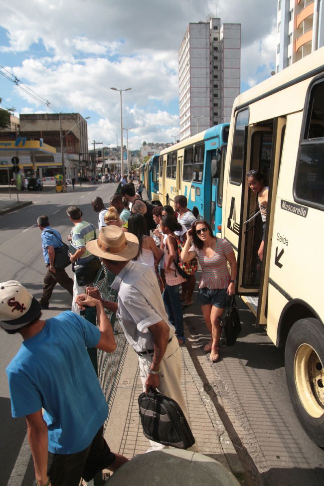 Passageiros desceram dos coletivos parados na Avenida Rio Branco