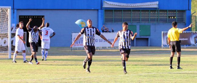 Leonardo Costa/19-09-11 Luciano Ratinho (direita) comemora o gol, ao lado de Jefferson