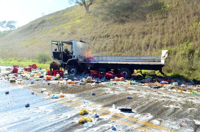 Olavo Prazeres/28-08-13 Veículo transportava bebidas e estava perto de Bicas