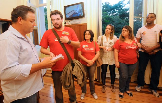 Lucas Tavares-16-05-13 Comissão entrega abaixo-assinado a vereador