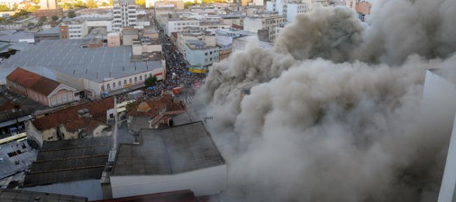 No final da tarde, fumaça dominava cenário e atraía multidão ao Centro