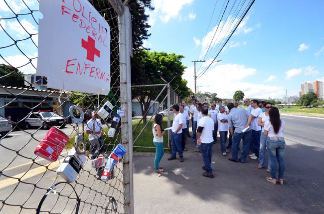 Olavo Prazeres/11-02-14 Servidores penduraram caixas de remédio que eles tomariam para comprovar más condições de trabalho