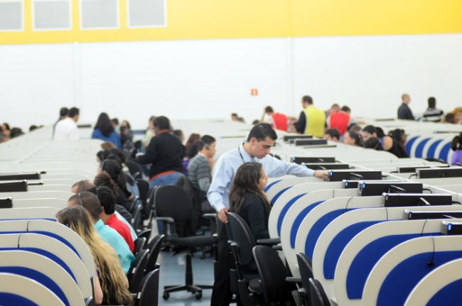 Vagas em call center impulsionaram contratações no setor de serviços