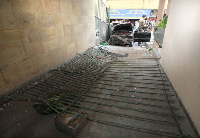Após perseguição policial, veículo atingiu casa, destruindo grade