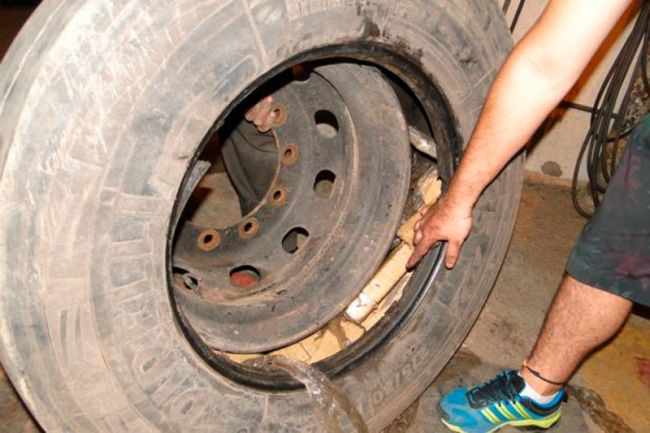 Droga estava no estepe e no fundo falso de um caminhão