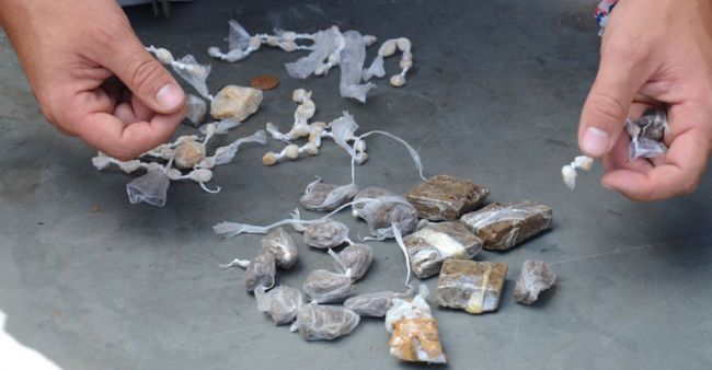 Roberto Fulgêncio/30-08-13 Pedras de crack e buchas de maconha foram encontradas nesta sexta à tarde