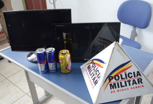 Roberto Fulgêncio/05-03-2014 Suspeitos consumiam latas de energético e cerveja furtadas da pizzaria