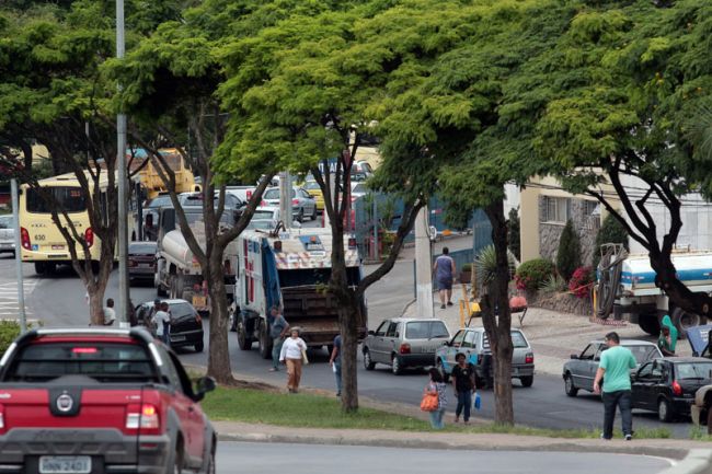 Batida foi entre um ônibus de fretamento e um carro