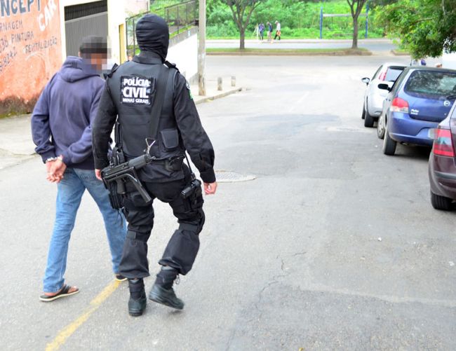 Policial Civil e um dos detidos na operação