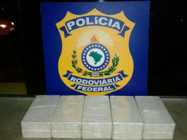 Divulgação PRF Droga estava na bolsa de homem que alegou ser vendedor de roupa
