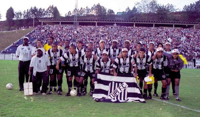 Arquivo TM Equipe posa para foto oficial do título do módolo 2 do Campeonato Mineiro de 2001